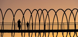 slinky-springs-to-fame-bridge © jens-stachowitz-photography.com
