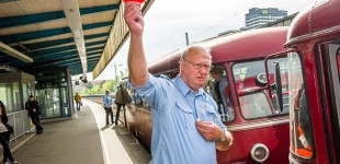 The train guard authorizes the departure (Jens Stachowitz)